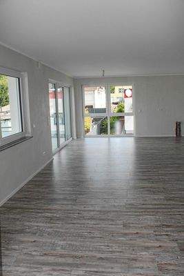 Wohnzimmer mit offener Küche