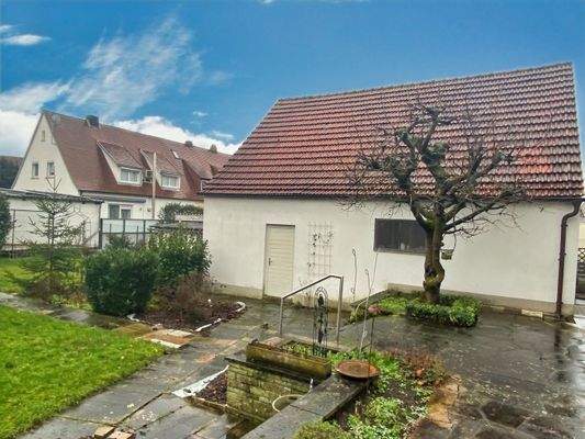 Garage mit Nebengebäude