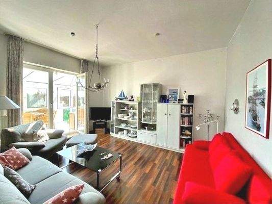 Das helle Wohnzimmer bietet Stille zum Entspannen