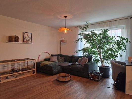 Wohnbereich mit bodentiefen Fenstern