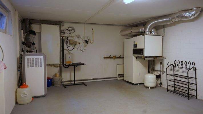 ...die Heizungsanlage und den Stromspeicher