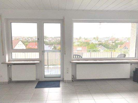 Fensterfront v. Wohnzimmer u. Zugang zum Balkon