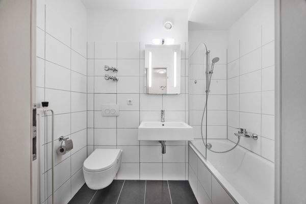 Badezimmer innenliegend mit Badewanne und Duschvorrichtung