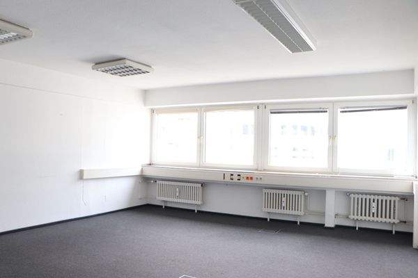 Leeres Büro mit Fenstern