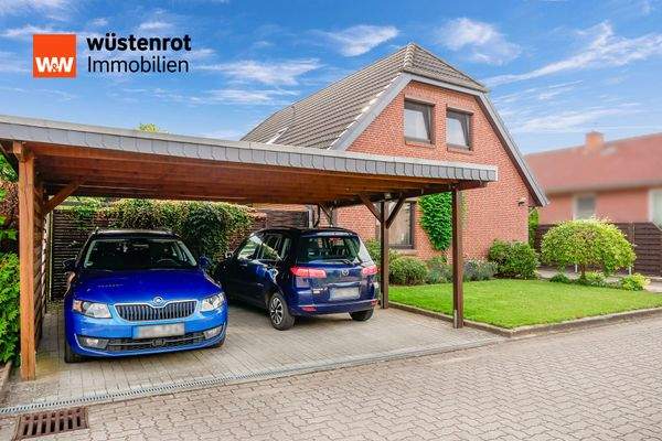 Frontansicht mit Carport