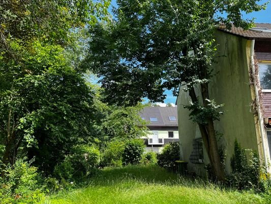 eitliche Ansicht mit Blick in den Garten