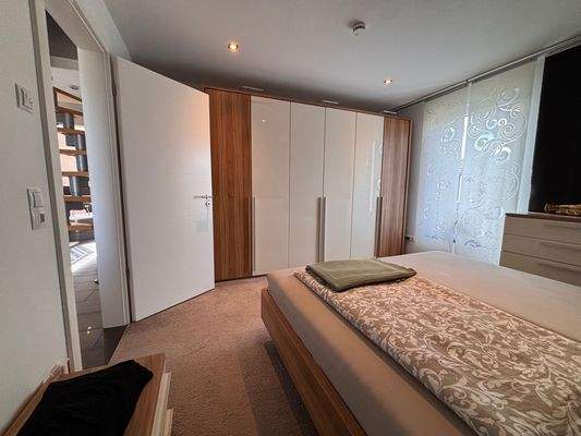 Helles Schlafzimmer mit Schrank