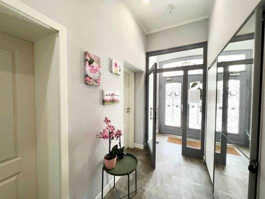 Flur mit verschiedenen Zimmerzugängen 