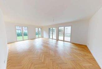 offener Wohnbereich mit Gartenzugang