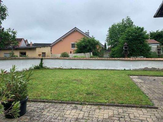 Hofbereich und vorderer Garten