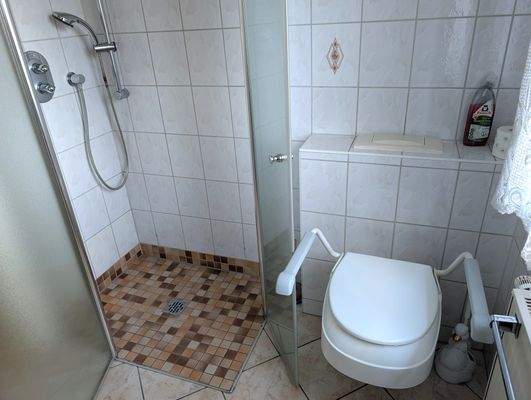 Bad mit Dusche unten