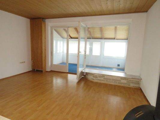 Wohnzimmer mit Glasfront zum Wintergarten 