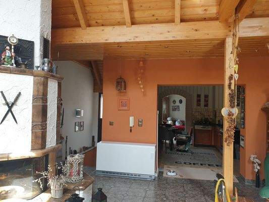 Wohnzimmer mit Blick in offene Küche.jpg