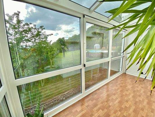 Wintergarten mit Blick auf den Pool