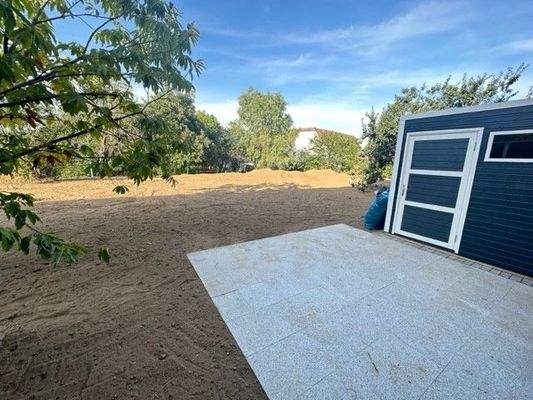 Terrasse mit Garten und Schuppen