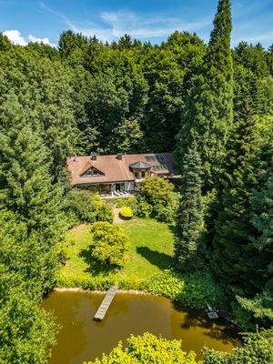 Ansicht Haus und Naturteich