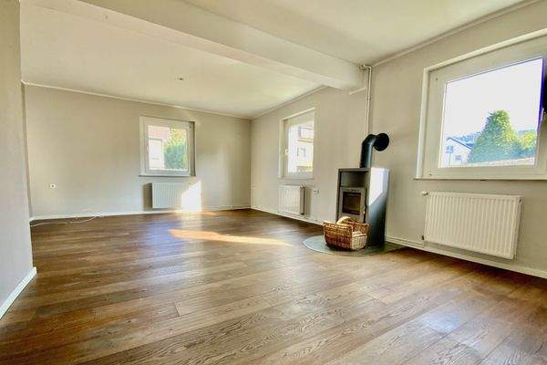 Altbaucharme mit Kamin und Echtholzparkett