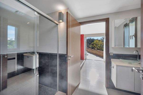3rd Bathroom in villa in Costa d'en Blanes