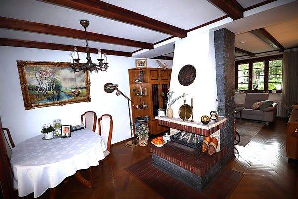 Wohnzimmer mit Essecke und Kamin.JPG