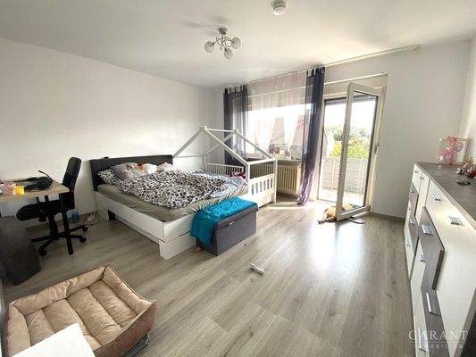 Blick in das OG-Zimmer mit Balkon