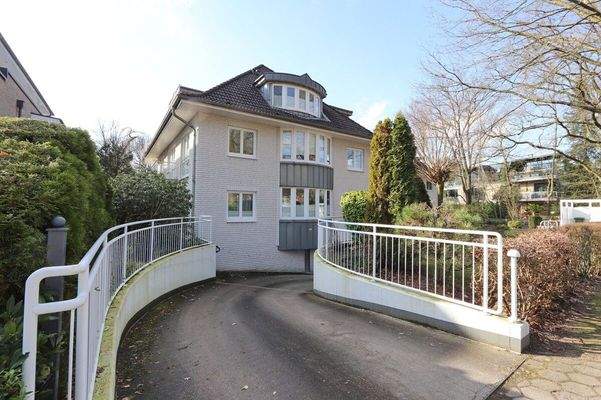 Hausansicht und Tiefgarageneinfahrt