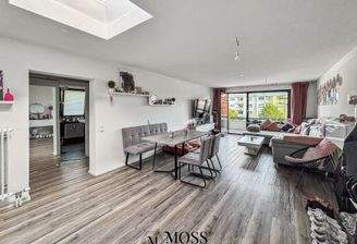 Wohnzimmer mit Oberlicht und Ausgang zum Balkon