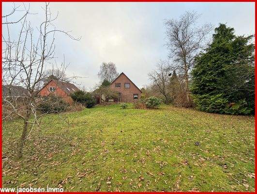 Blick aus dem Garten auf das Haus