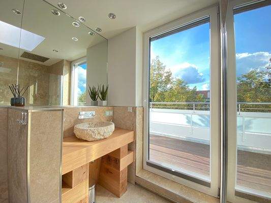 Badezimmer (Zugang vom Schlafzimmer).jpg