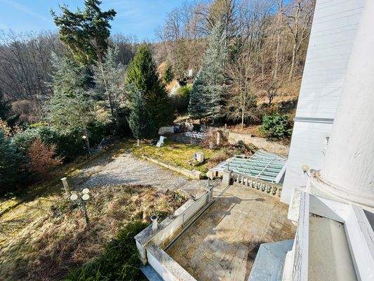 Blick auf Vorplatz und Garten