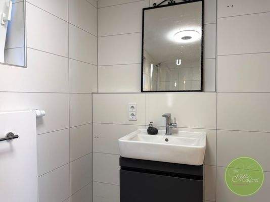 ... Raum für ein Badschränkchen.