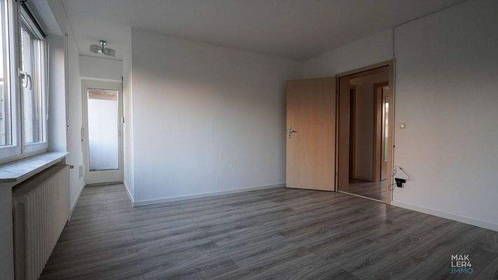 Wohn- und Essbereich mit Balkonzugang