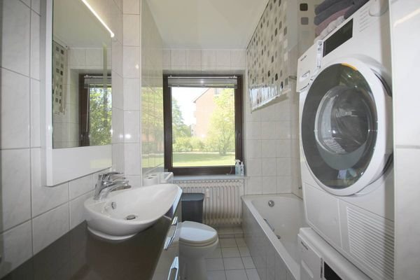 Modernes Bad mit Fenster und Platz für Waschmaschine u. Trockner