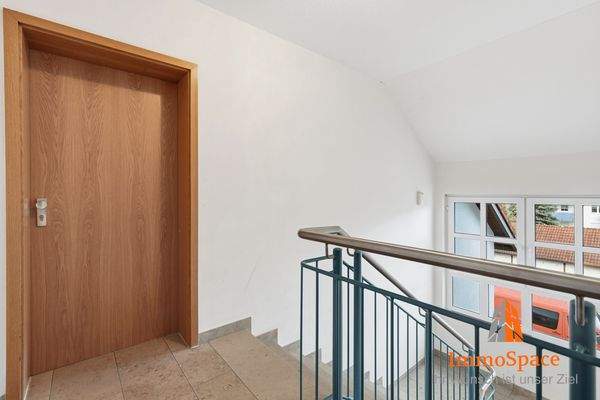 Blick zur Eingangstüre und dem Treppenaufgang