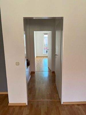 Blick vom Wohnzimmer zum Schlafzimmer.jpg