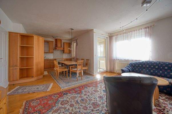 Wohnzimmer mit Blick auf die Küche DSC_9545