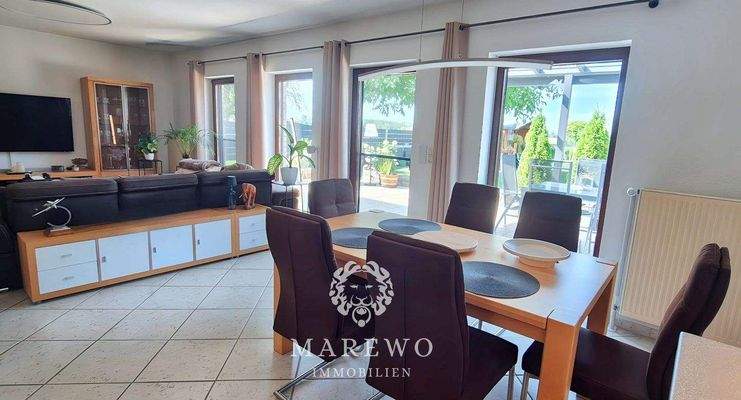 Wohnzimmer mit Essbereich und Kamin, Erdgeschoss