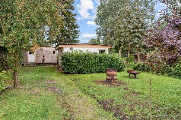 Blick auf die beiden neuen Gartenhäuser