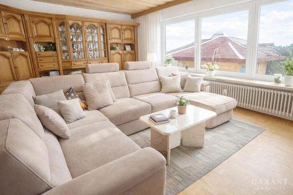 Helles Wohnzimmer mit beigem Sofa