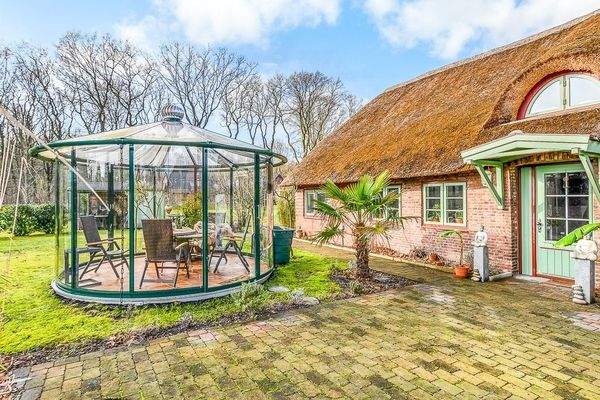 Terrasse und drehbarer Glaspavillon