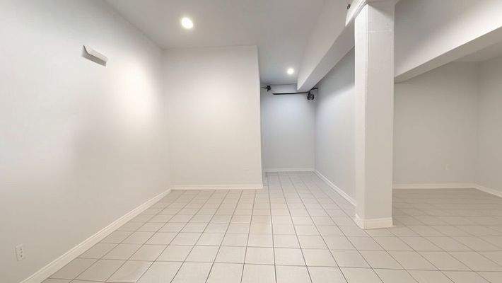 426 einer von zwei Lagerräumen