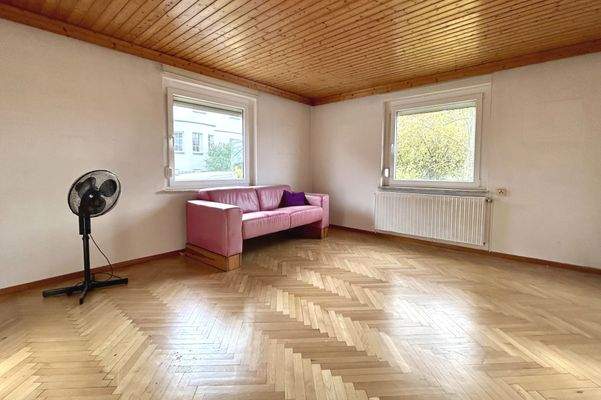 Wohnzimmer mit Parkett