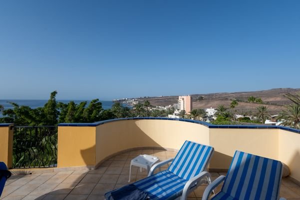 Fantastischer Blick auf das Meer und die Berge.jpg