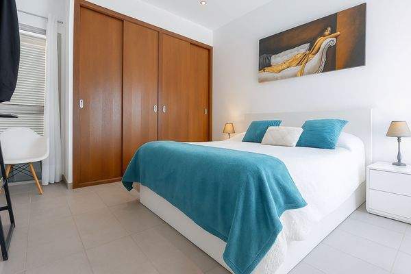 Zweites Doppelschlafzimmer mit Einbauschränken.