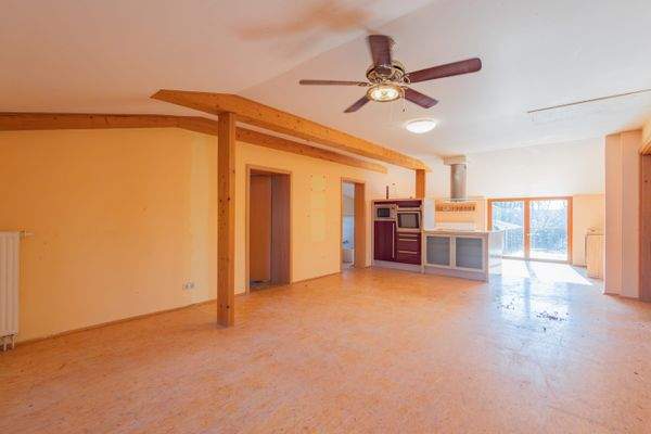 OG: Wohnzimmer und Küche