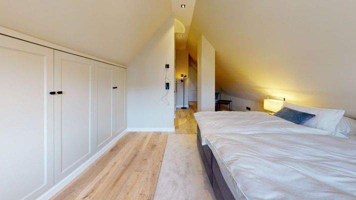 2tes OG mit Einbauschränken