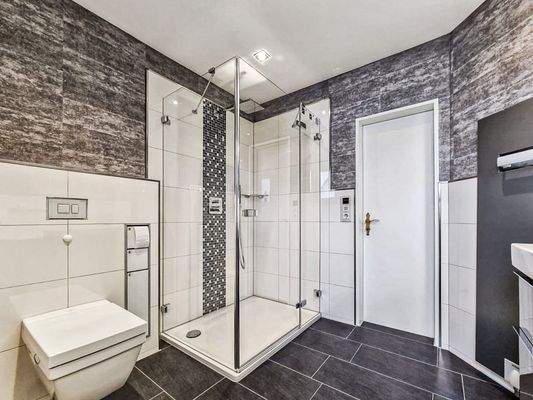 Badezimmer mit Dusche und Fenster