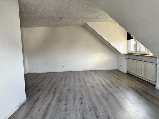 heller Wohn- und Essbereich mit Gaubenfenster