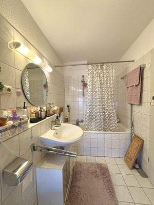 Badezimmer mit Badewanne