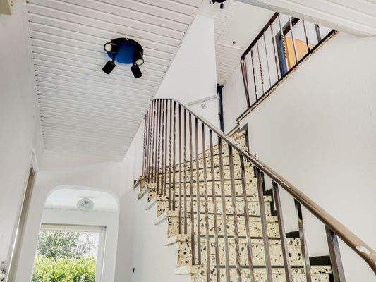 Blick ins Esszimmer und ins OG