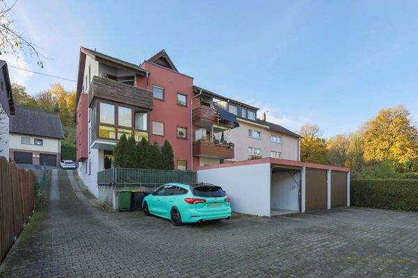 Rückansicht und Garagen